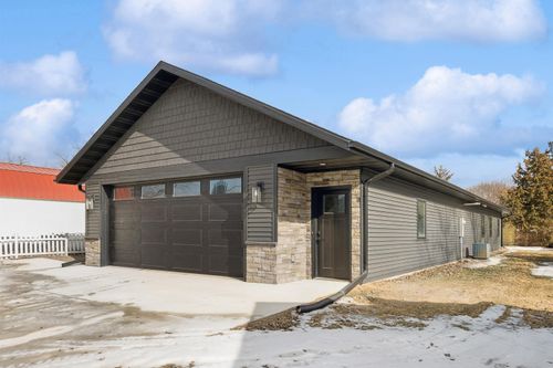 105 9th St Nw, Waukon, IA, 52172-1425 | Card Image