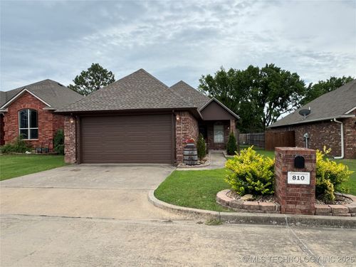810 Cedar Ridge Dr, McAlester, OK, 74501-2497 | Card Image