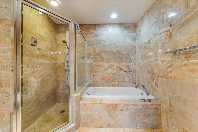 APT-3715 - 1900 N Bayshore Dr, Condo with 2 bedrooms, 3 bathrooms and null parking in Miami FL | Image 23
