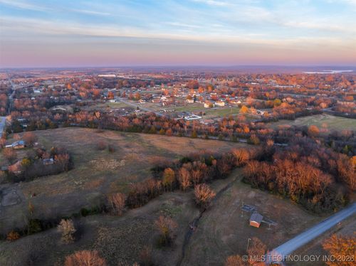 2 N Wagoner Ave, Wagoner, OK, 74467 | Card Image