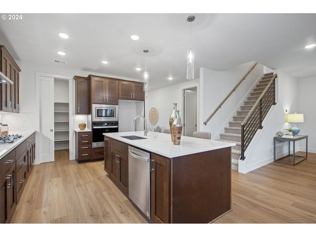 8870 Sw Mohegan Ln, House other with 5 bedrooms, 3 bathrooms and 3 parking in Tualatin OR | Image 9