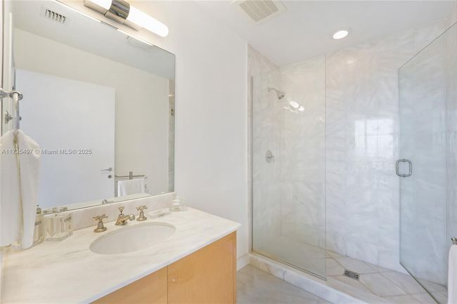 APT-1704 - 50 S Pointe Dr, Condo with 2 bedrooms, 3 bathrooms and null parking in Miami Beach FL | Image 18