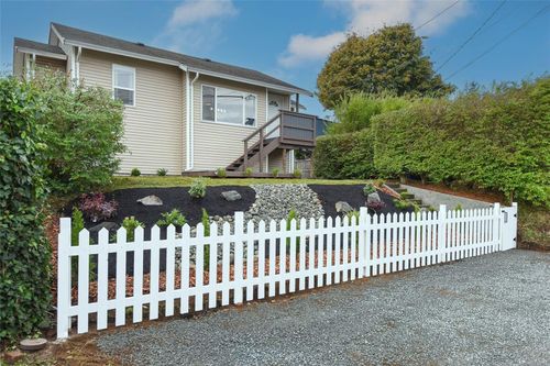 1971 19th Ave, Campbell River, BC, V9W4M8 | Card Image
