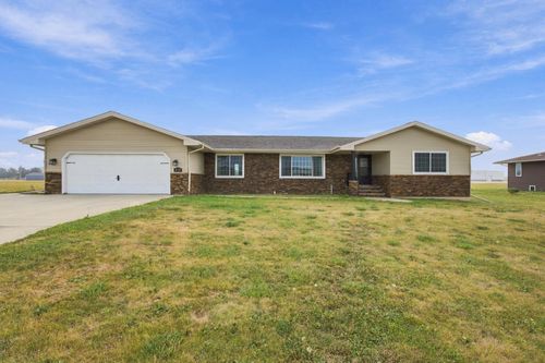 213 5th St Nw, Gwinner, ND, 58040-4008 | Card Image