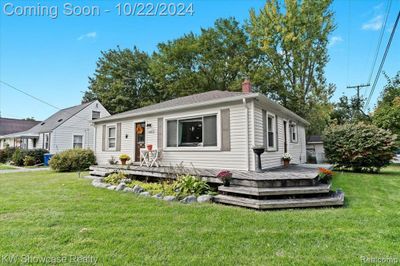 6402 Logan Road, Home with 2 bedrooms, 2 bathrooms and null parking in Waterford Twp MI | Image 3