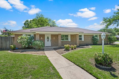 2 Lincolnshire Cir, Bedford, TX, 76021-4618 | Card Image