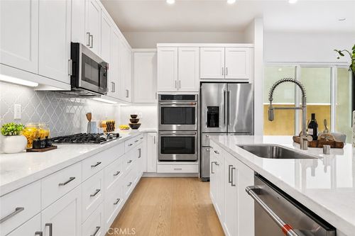 121 Bosal, Irvine, CA, 92618-1482 | Card Image