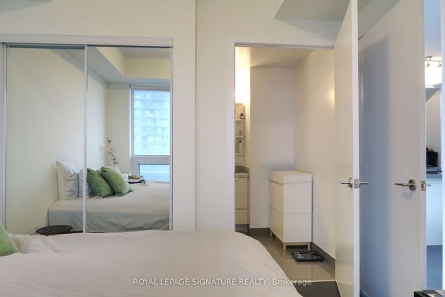 3909 - 2221 Yonge St, Condo with 2 bedrooms, 2 bathrooms and 1 parking in Toronto ON | Image 5