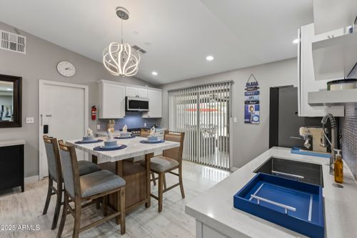7942 E Moreland St, Scottsdale, AZ, 85257-3709 | Card Image