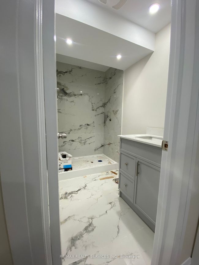 BSMNT - 142 Adventura Rd, House attached with 2 bedrooms, 1 bathrooms and 1 parking in Brampton ON | Image 6