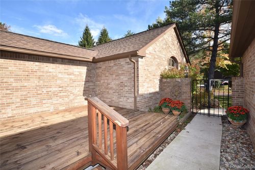 23715 Overlook Cir, Bingham Farms, MI, 48025-4644 | Card Image