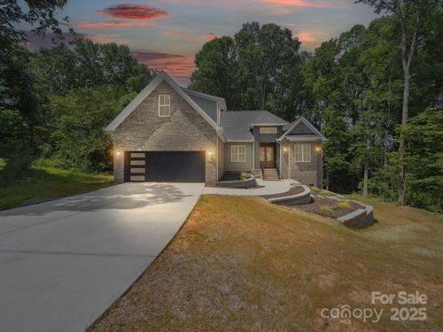 2108 Lakeview Cir, Matthews, NC, 28105-7552 | Card Image