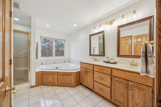 Ensuite bath has jacuzzi tub and separate shower and private water closet. | Image 20