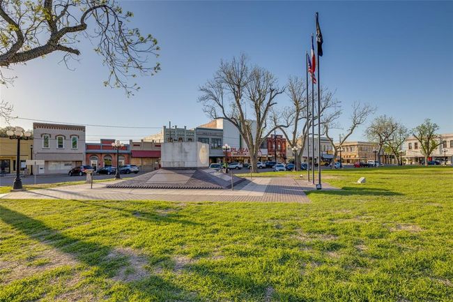 213 Nicholas Dr, House other with 3 bedrooms, 2 bathrooms and 2 parking in Wharton TX | Image 17