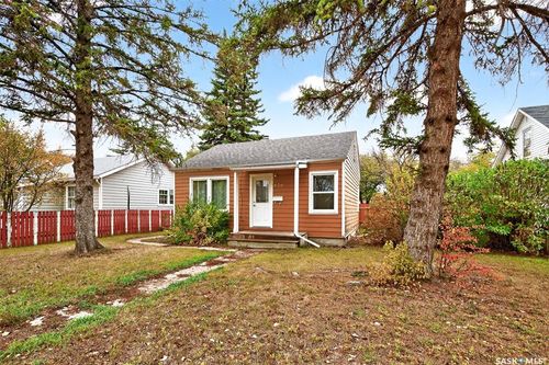 826 Athabasca St E, Moose Jaw, SK, S6H0M7 | Card Image