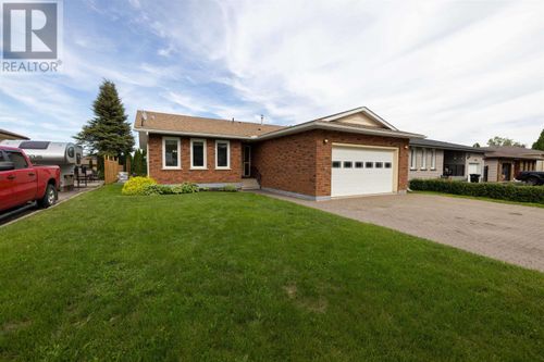 212 Downing St, Thunder Bay, ON, P7A7Z5 | Card Image