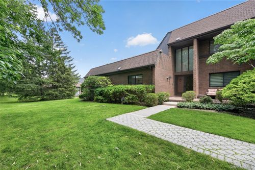 66 Chestnut Hl, Roslyn, NY, 11576-2826 | Card Image