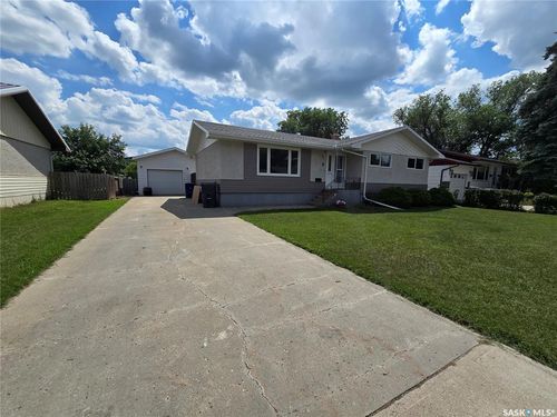 8 Hartney Bay, Weyburn, SK, S4H0M1 | Card Image