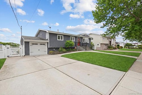 3965 Darby Ln, Seaford, NY, 11783-3604 | Card Image