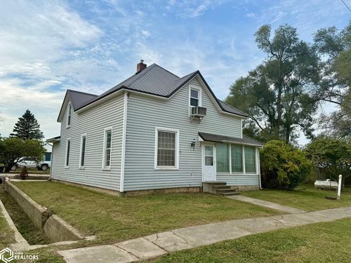 102 W Walnut St, Floris, IA, 52560-7717 | Card Image