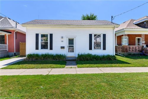 18 Winniett St, Brantford, ON, N3T1M4 | Card Image