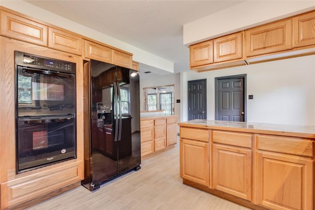 Kitchen with double oven | Image 9