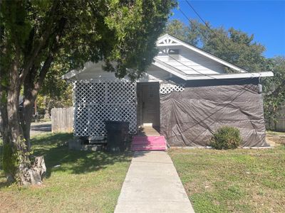 View of front of property featuring a front yard | Image 1