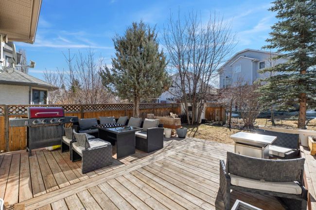 10979 Valley Ridge Drive Nw, Home with 3 bedrooms, 3 bathrooms and 4 parking in Calgary AB | Image 34
