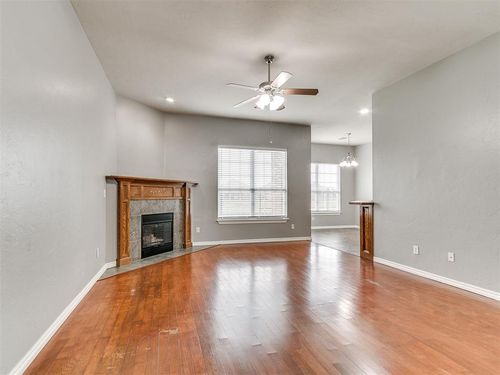 1005 Ne 32nd St, Moore, OK, 73160-3104 | Card Image