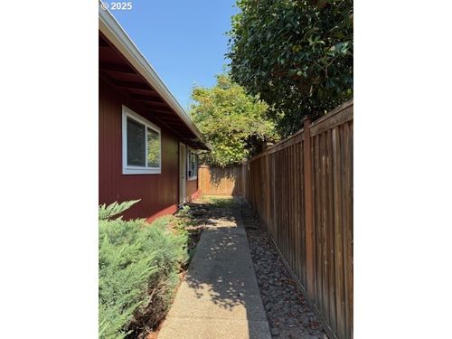 b-1674 Hayes St, Eugene, OR, 97402-3688 | Card Image
