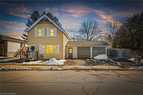 34 Eighth Ave, Brantford, ON, N3S1B9 | Card Image