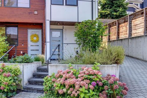3219 Fuhrman Ave E, Seattle, WA, 98102-3830 | Card Image