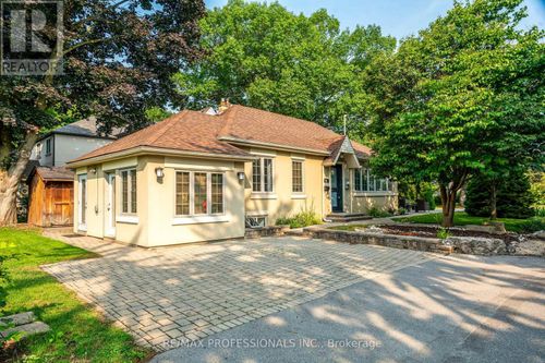34 Monkton Avenue, Toronto (Stonegate-Queensway), ON, M8Z4N2 | Card Image