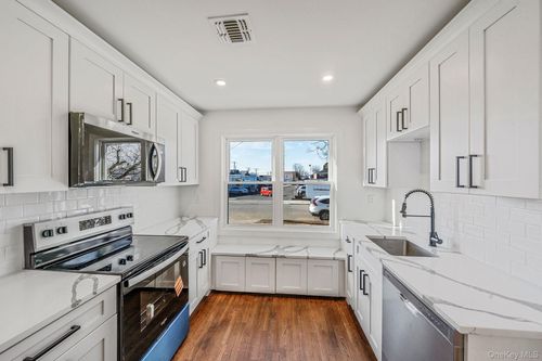 8 Rockaway Ave, Westbury, NY, 11590-4129 | Card Image