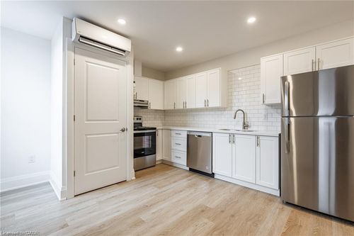 2-106 East Ave S, Hamilton, ON, L8N2T7 | Card Image