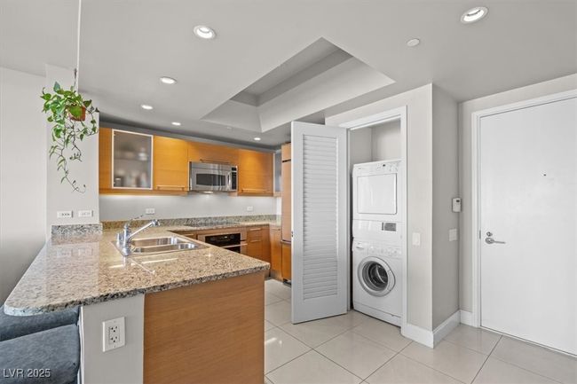 UNIT-3005 - 222 Karen Ave, Home with 1 bedrooms, 2 bathrooms and 1 parking in Las Vegas NV | Image 9
