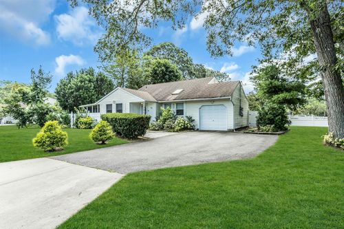40 King Ave, Selden, NY, 11784-2340 | Card Image