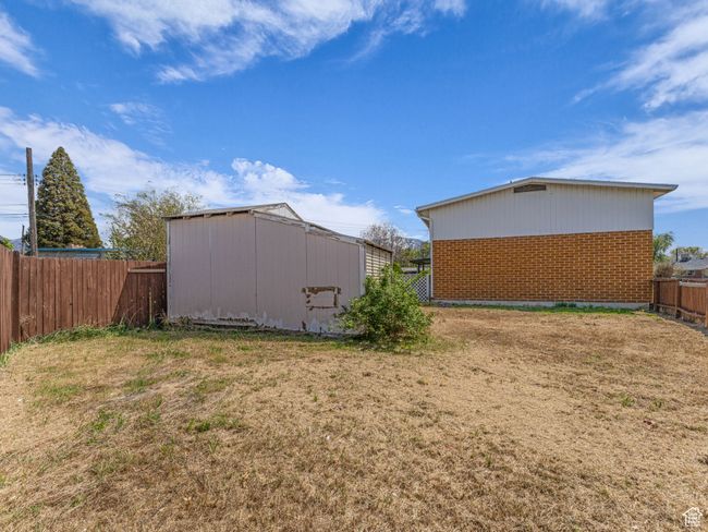 Sideyard. | Image 26
