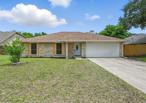 1009 Meadow Creek Dr, Lancaster, TX, 75146-1356 | Card Image