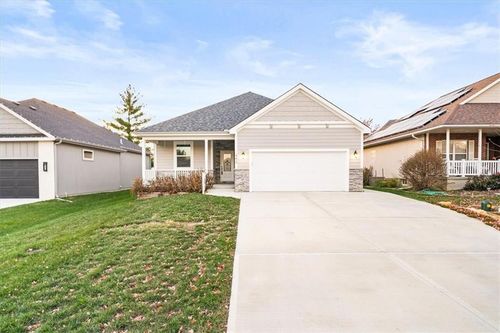 402 Leslie Ln, Excelsior Springs, MO, 64024-1696 | Card Image