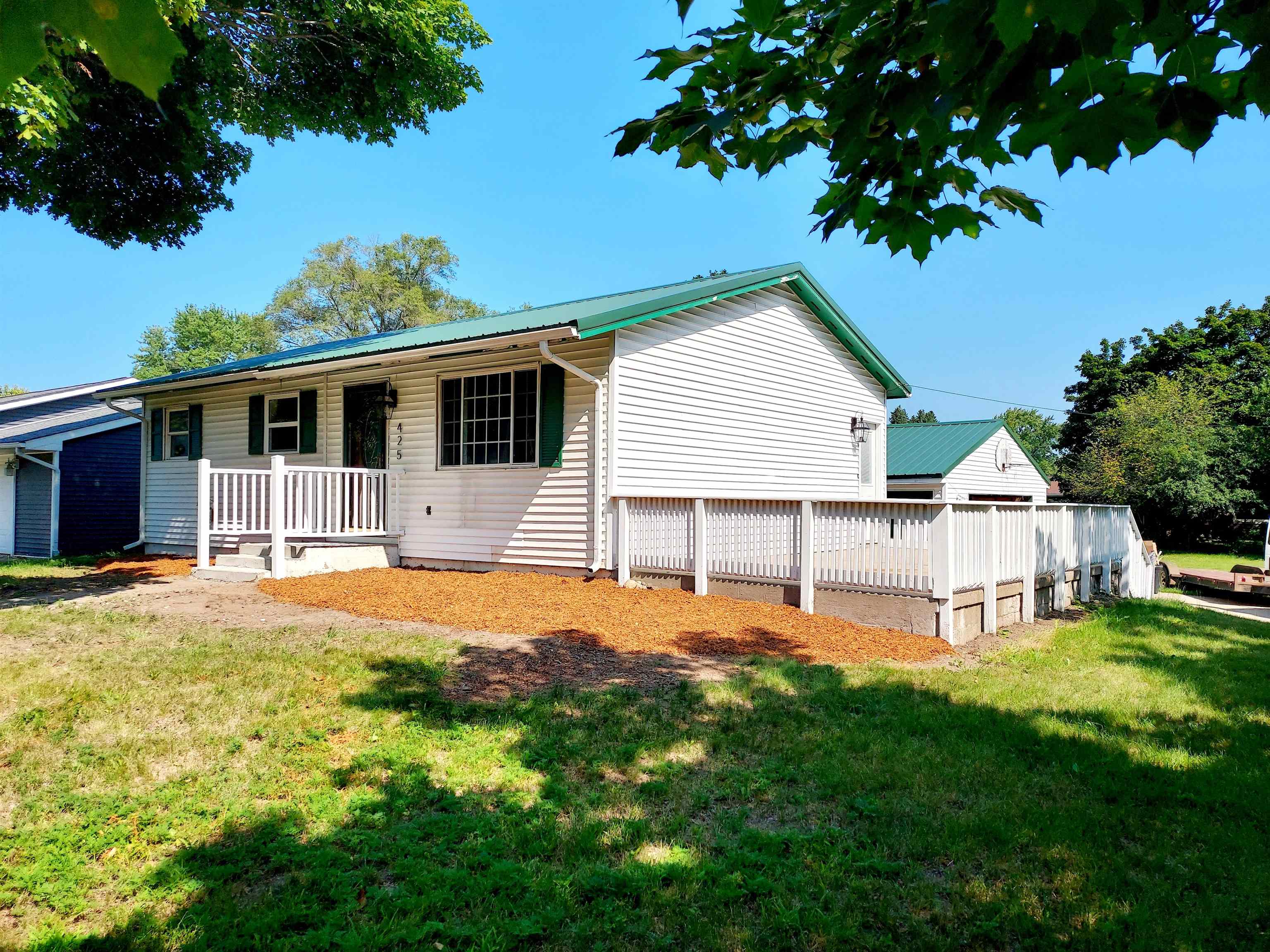 Schoolcrest Ave, Clare, MI 48617
