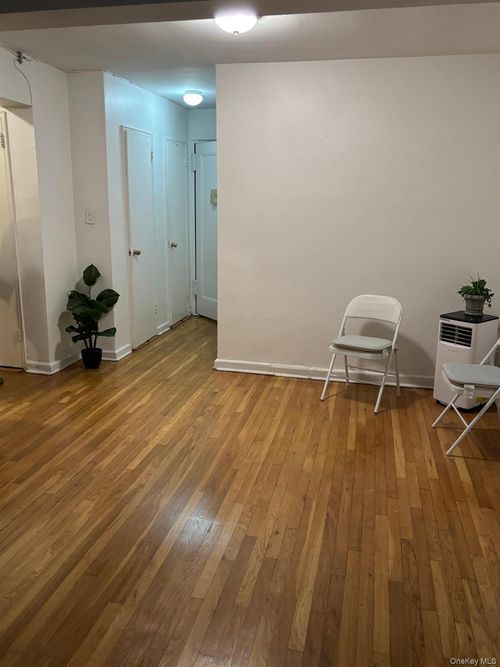 1m-84 Van Wyck Expy, Briarwood, NY, 11435 | Card Image