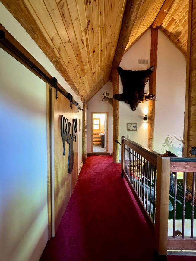 Upper Level Hallway | Image 39