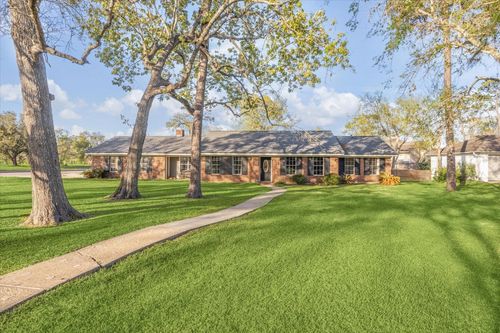 101 Royal Ct, Friendswood, TX, 77546-3829 | Card Image