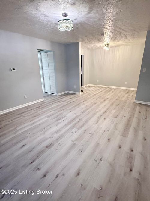 apt-330-3504 Lodge Ln, Louisville, KY, 40218-2748 | Card Image