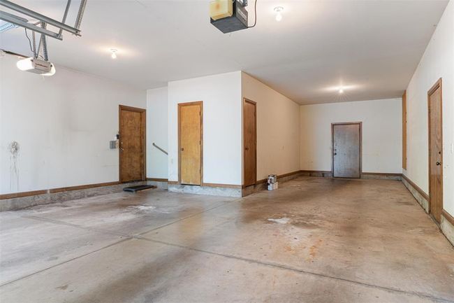 Large 3 car garage | Image 42