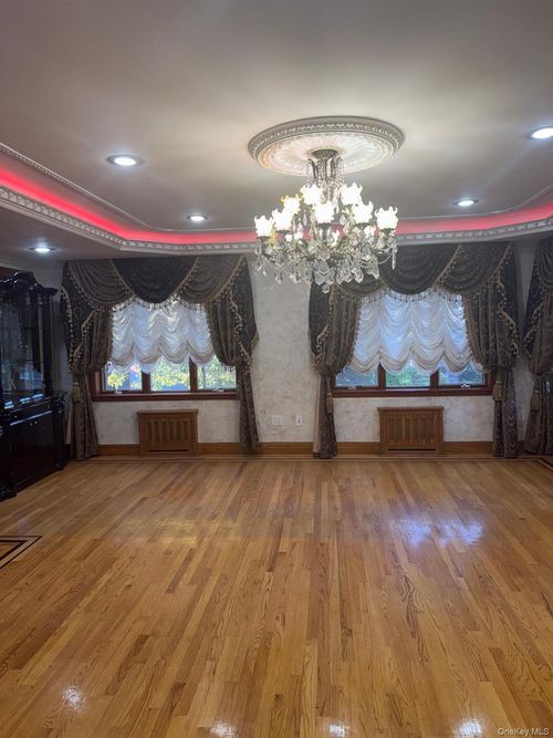 apt-3r-138-54 Hoover Ave, Jamaica, NY, 11435-1138 | Card Image