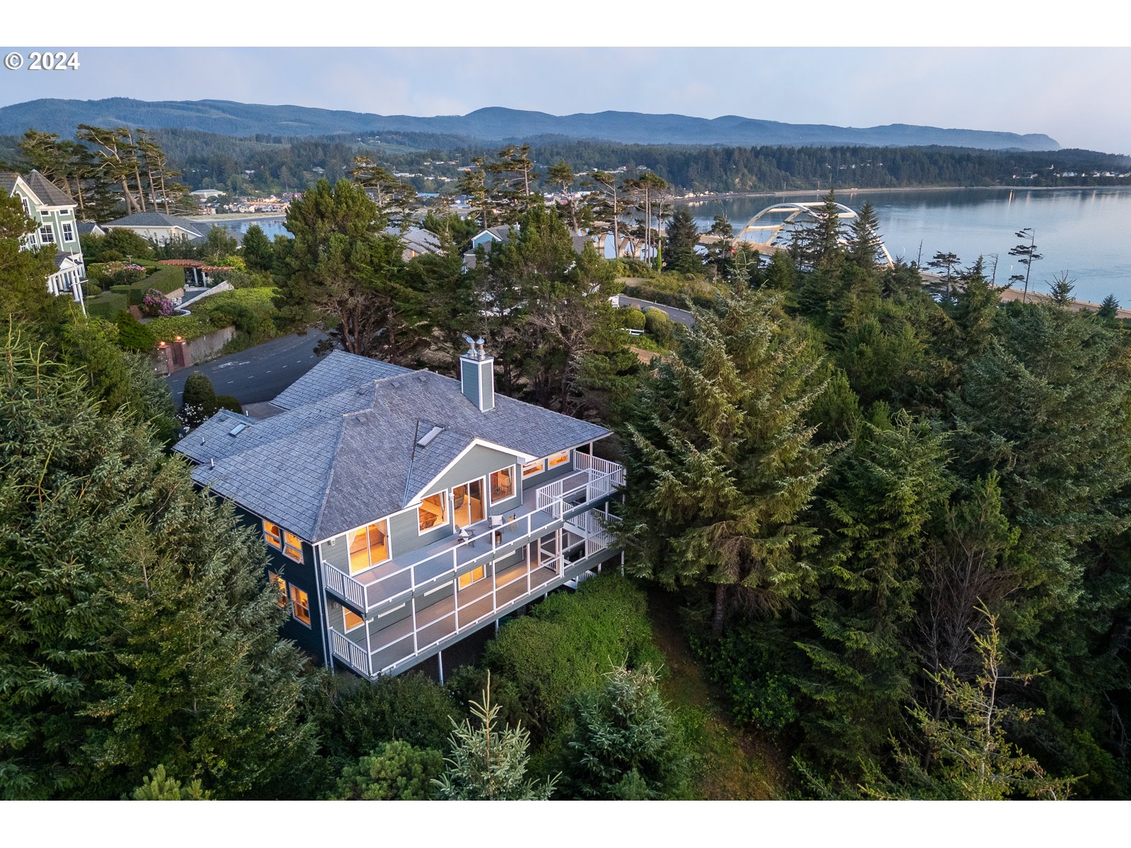 Highland Cir, Waldport, OR 97394