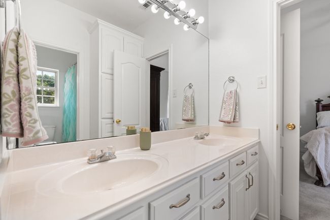 Jack and Jill bathroom with double vanity | Image 27