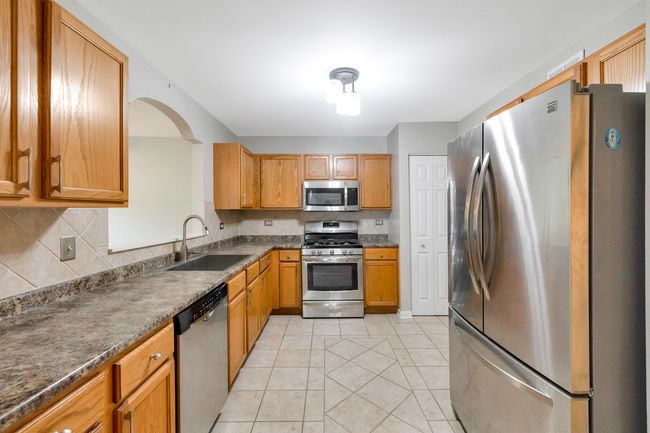 1A - 675 Fieldcrest Dr, Condo with 3 bedrooms, 3 bathrooms and 2 parking in South Elgin IL | Image 4